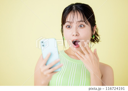 ライフスタイル スマホを見る女性 ライフスタイル スマホを見る女性 116724191