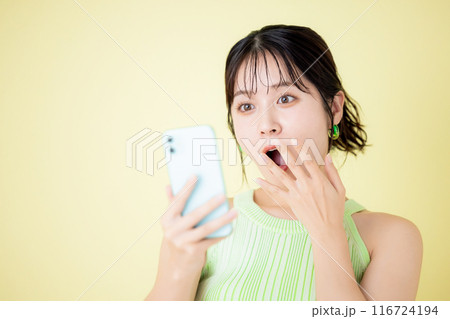 ライフスタイル　スマホを見る女性 116724194