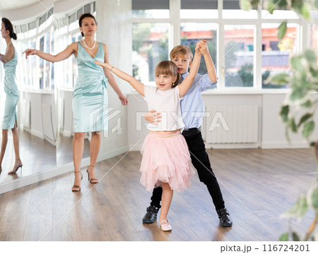Preteen girl and boy practicing samba in latin dance studio 116724201