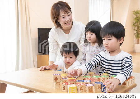 家族　団欒　積木　保育士　保育所 116724688