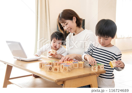 家族 団欒 積木 保育士 保育所 家族 団欒 積木 保育士 保育所 116724689
