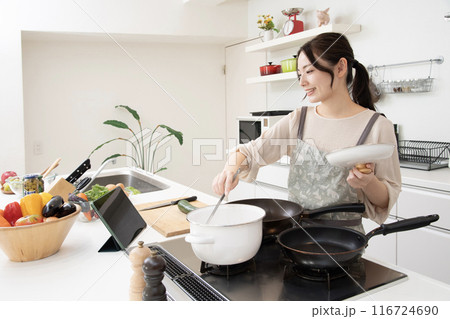 キッチン　女性　料理 116724690