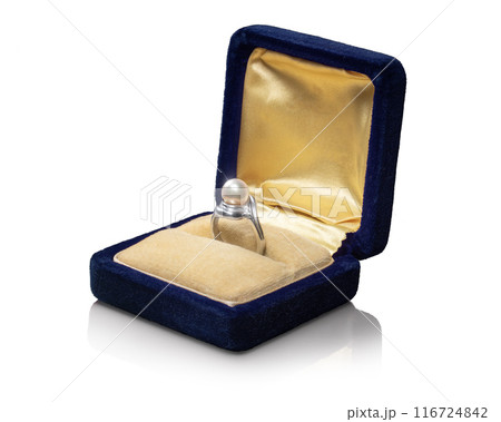 ケースに入ったパールのリング 116724842