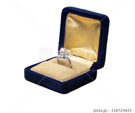 ケースに入ったパールのリング 116724843