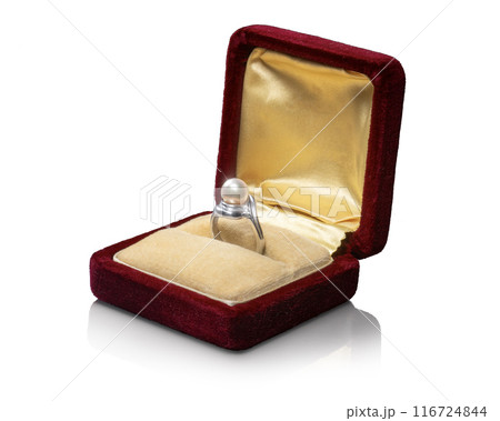 ケースに入ったパールのリング 116724844