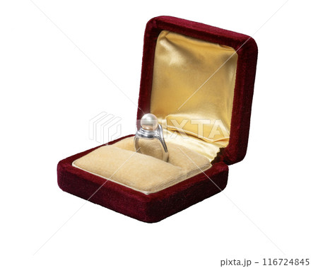 ケースに入ったパールのリング 116724845