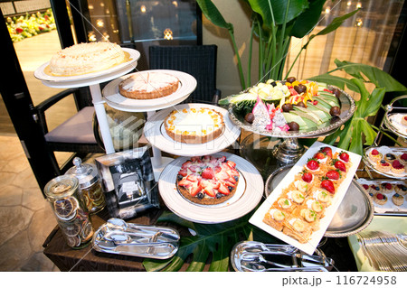 カラフルなケーキ スイーツビッフェの画像 カラフルなケーキ スイーツビッフェの画像 116724958