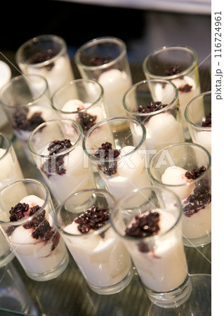 グラスにのったおいしいパフェのデザート 116724961