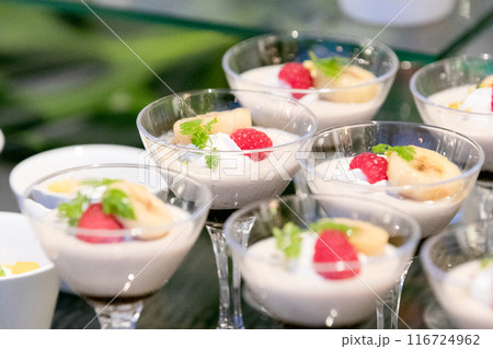 グラスにのったおいしいパフェのデザート 116724962