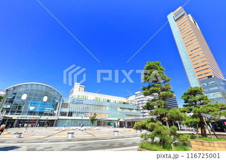 【香川県】快晴のJR高松駅と高松シンボルタワー 116725001