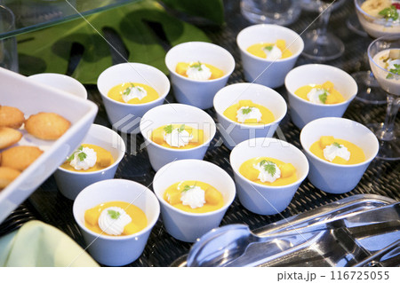 グラスにのったおいしいパフェのデザート グラスにのったおいしいパフェのデザート 116725055