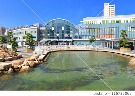 【香川県】快晴のJR高松駅前広場と海水池 116725063