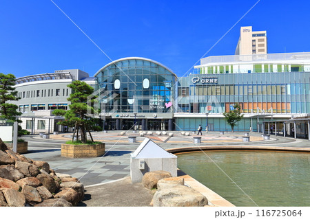 【香川県】快晴のJR高松駅前広場と海水池 116725064