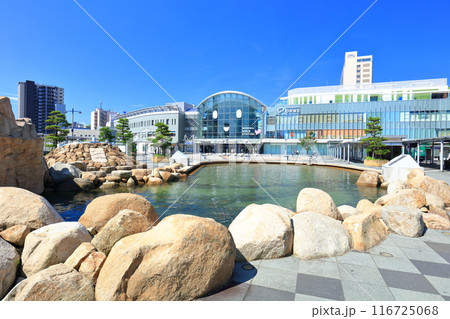 【香川県】快晴のJR高松駅前広場と海水池 116725068