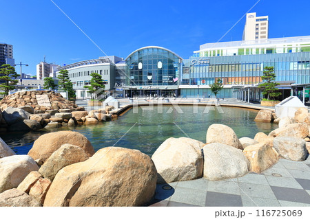 【香川県】快晴のJR高松駅前広場と海水池 116725069