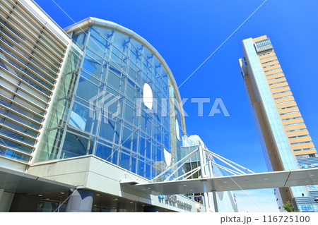 【香川県】快晴のJR高松駅と高松シンボルタワー 116725100