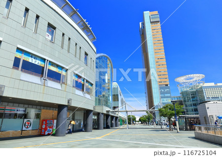 【香川県】快晴のJR高松駅と高松シンボルタワー 116725104