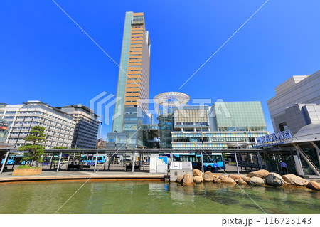 【香川県】快晴のJR高松駅と高松シンボルタワー 116725143