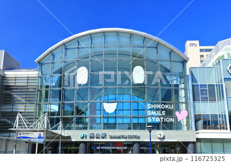 【香川県】快晴のJR高松駅 【香川県】快晴のJR高松駅 116725325