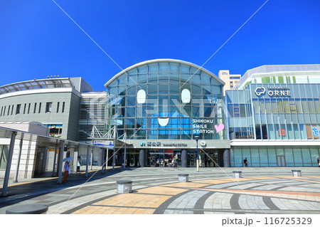 【香川県】快晴のJR高松駅 116725329