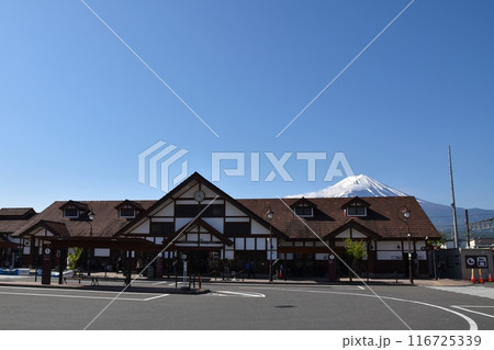 富士山バックの河口湖駅 山梨 富士山バックの河口湖駅 山梨 116725339