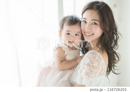 赤ちゃんを抱っこする母親 赤ちゃんを抱っこする母親 116726201