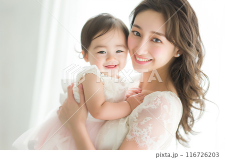 赤ちゃんを抱っこする母親 116726203
