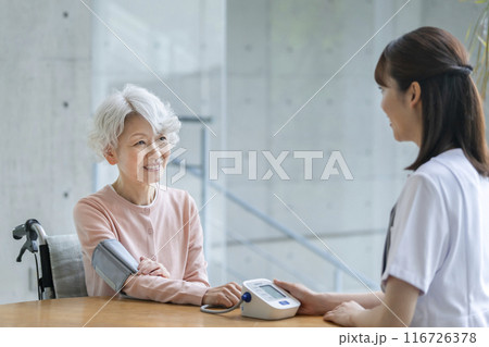 看護師に血圧測定をしてもらうシニア女性 116726378