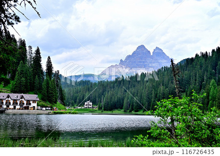 ドロミテ ミズリーナ湖畔からのトレ・チーメ ドロミテ ミズリーナ湖畔からのトレ・チーメ 116726435