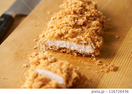 まな板の上でカットしたとんかつ 116726436