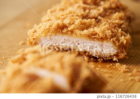 まな板の上でカットしたとんかつ 116726438