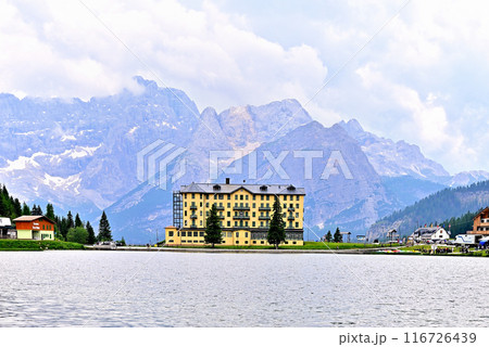 ドロミテ ミズリーナ湖畔からのソラピス山塊 116726439