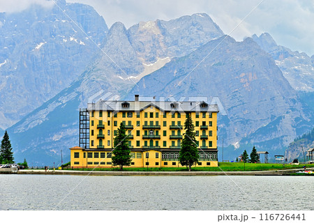 ドロミテ ミズリーナ湖畔の呼吸器疾患療養所とソラピス山 116726441