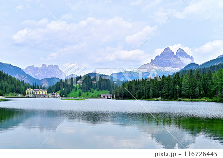 ドロミテ ミズリーナ湖に映りこむトレ・チーメ ドロミテ ミズリーナ湖に映りこむトレ・チーメ 116726445