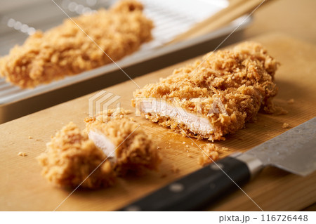 まな板の上でカットしたとんかつ 116726448