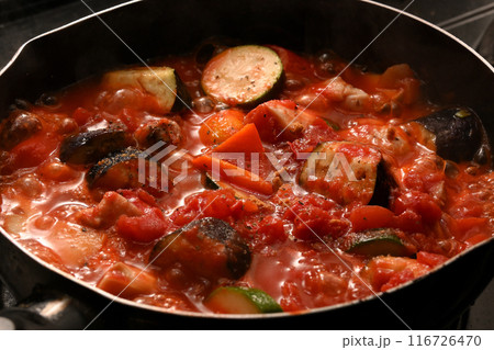 ラタトゥイユを煮込んでいる様子 116726470