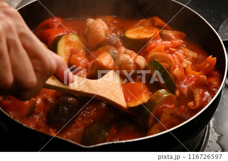 ラタトゥイユを煮込んでいる様子 116726597