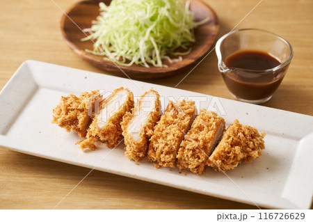皿に盛り付けたとんかつ 116726629