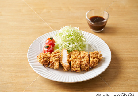 皿に盛り付けたとんかつ 116726853
