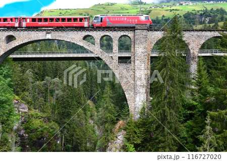 アルブラ線の列車はソリス橋を越えてさらに石積みアーチ橋を渡って行きます 116727020