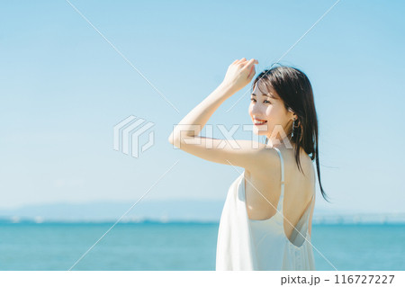若い女性の紫外線 UVケアイメージ 116727227