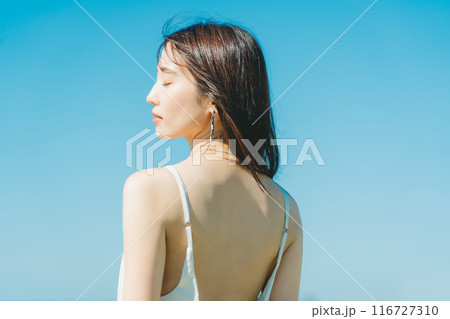 若い女性の紫外線 UVケアイメージ 116727310