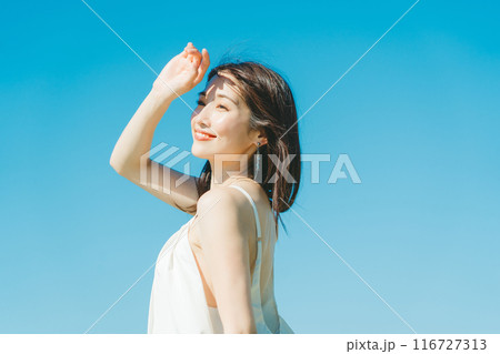 若い女性の紫外線 UVケアイメージ 116727313