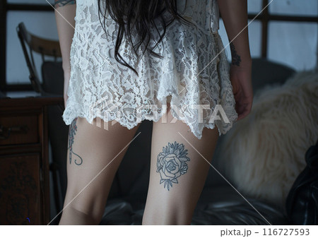 白いドレスを着た女性の太もも 116727593