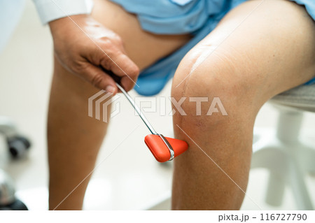 Asian doctor use hammer knock senior woman patient to check knee reflex, nerve and muscle in hospital. Asian doctor use hammer knock senior woman patient to check knee reflex, nerve and muscle in hospital. 116727790