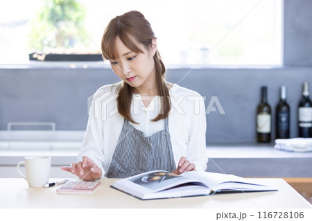 家計に悩む主婦　managing household finances 116728106