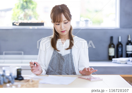 家計に悩む主婦　managing household finances 116728107