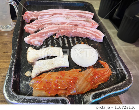 鉄板で調理されるサムギョプサル・韓国料理 鉄板で調理されるサムギョプサル・韓国料理 116728116
