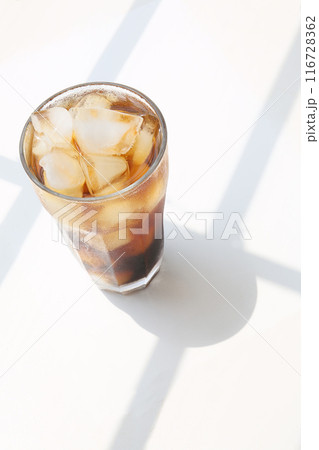 白いテーブルの上にアイスコーヒー 116728362