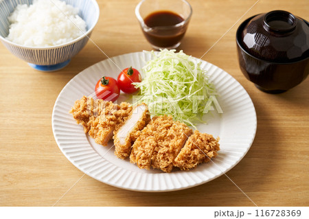 皿に盛り付けたとんかつ 116728369
